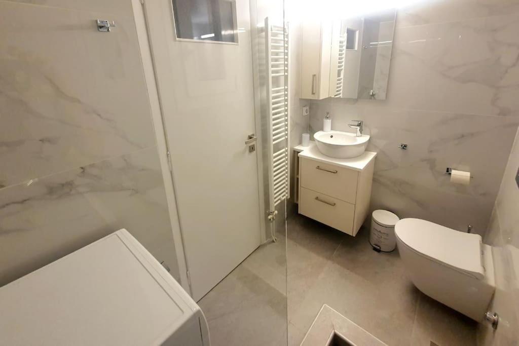 George's Cozy 60m2 7' Metro Apartment
