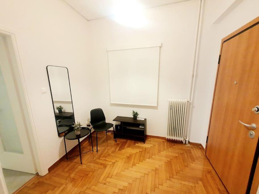 George's Cozy 60m2 7' Metro Apartment *