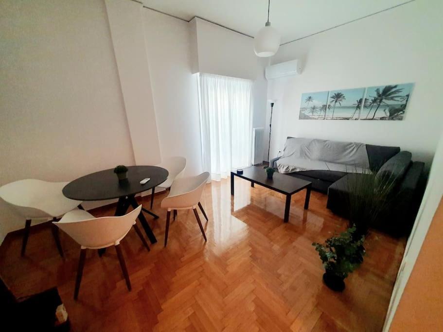 George's Cozy 60m2 7' Metro Apartment