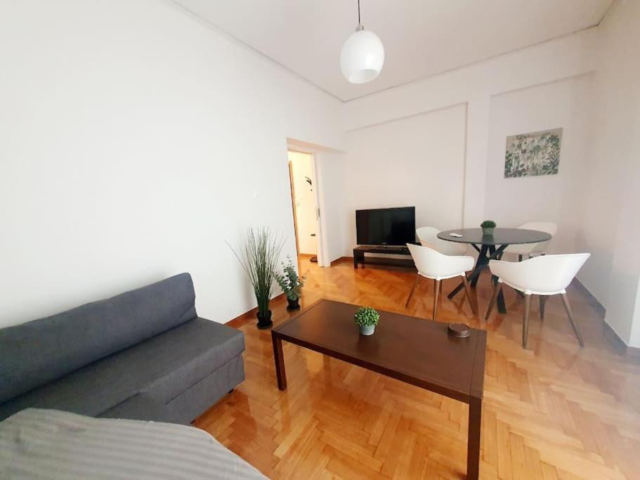 George's Cozy 60m2 7' Metro Apartment *