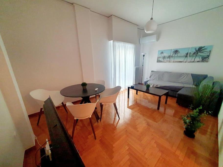 George's Cozy 60m2 7' Metro Apartment