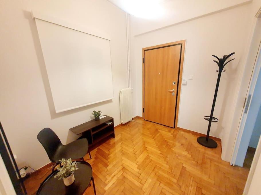 George's Cozy 60m2 7' Metro Apartment *