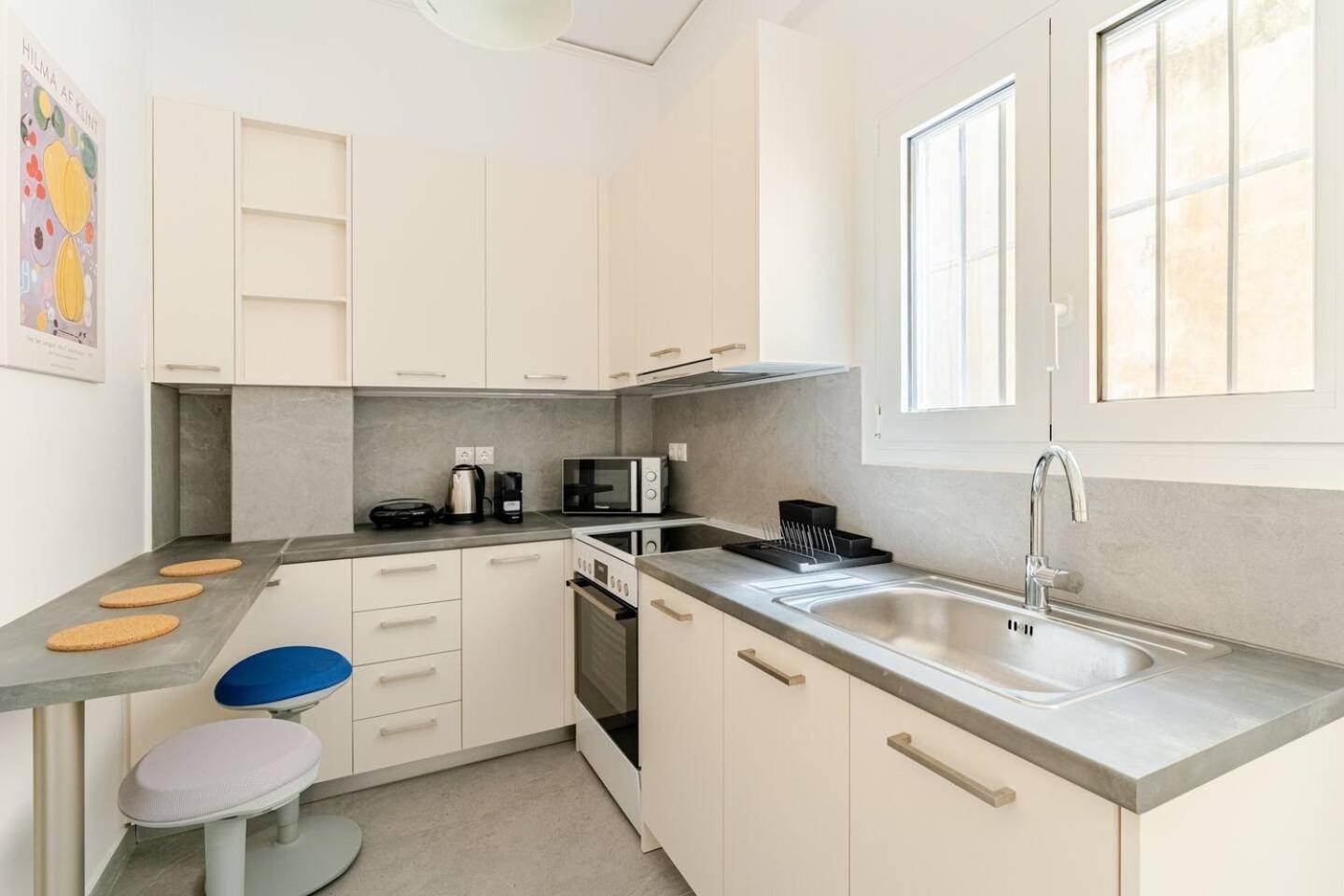 George's Cozy 60m2 7' Metro Apartment *